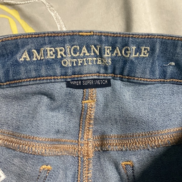 Light wash American Eagle mid-rise jegging - Picture 2 of 6
